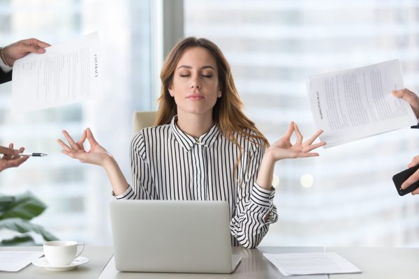 Calm,Female,Executive,Meditating,Taking,Break,At,Work,For,Mental Coaching Effectiviteit Weerbaarheid Balans Amy-Jane Gielen, beleid met impact, totale transformatie, werk, privé